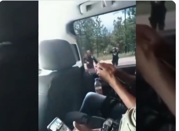 Video muestra a policías saludando a delincuentes del Cártel de Sinaloa
