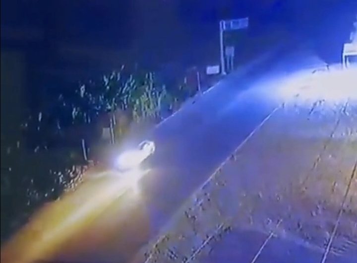 Video – Desde un vehículo en movimiento se ve como arrojan desmembrados en la carretera